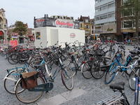 851109 Gezicht over de noordzijde van de Neude te Utrecht, waar inmiddels weer lukraak fietsen geplaatst worden, nadat ...
